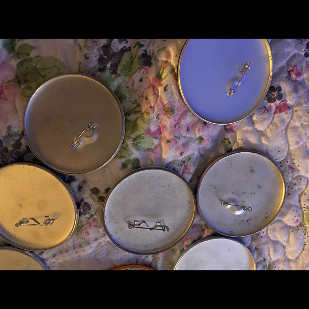 Lot of Walt Disney large Buttons new and old - Picture 11 of 11